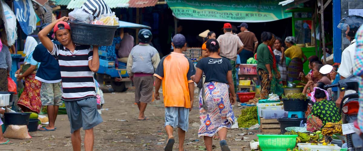 Tanjung showing street scenes, markets and a small town or village