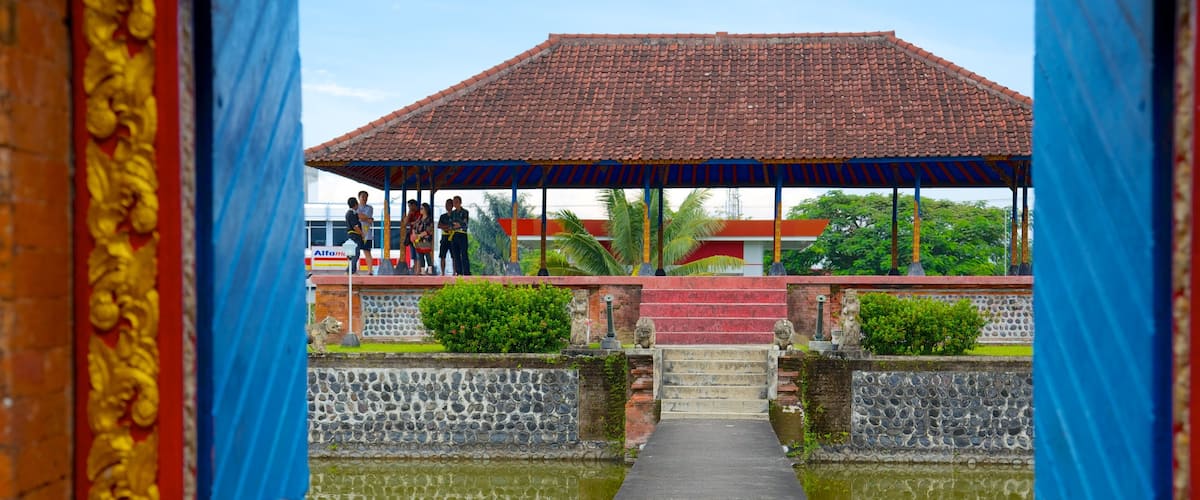 Mayura Temple and Park showing a temple or place of worship and a pond