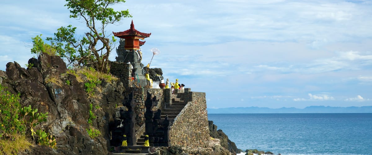 Lombok mettant en vedette aspects religieux, temple ou lieu de culte et cÎte escarpée