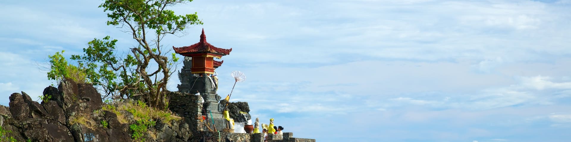 Lombok featuring religious aspects, rocky coastline and a temple or place of worship