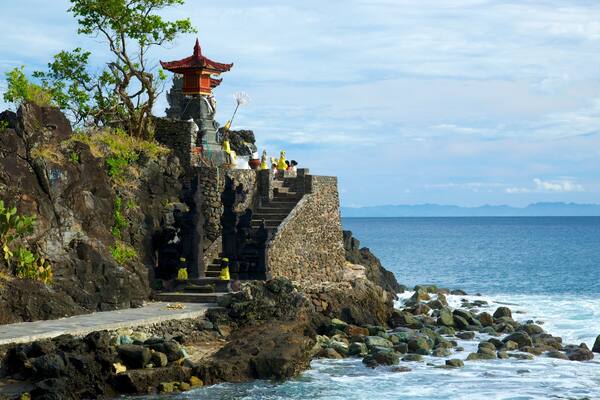 Lombok qui includes aspects religieux, cĂŽte rocheuse et temple ou lieu de culte