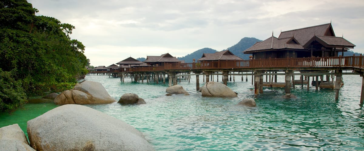 Pangkor Laut caracterizando paisagens litorâneas, cenas tropicais e um hotel de luxo ou resort