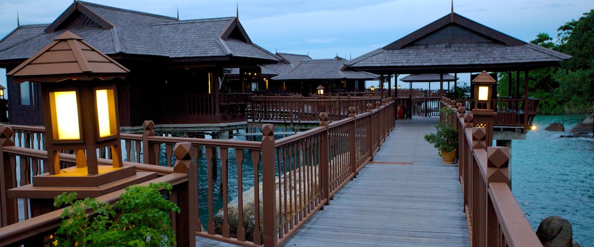 Pangkor Laut mostrando vistas generales de la costa, un hotel o resort de lujo y escenas nocturnas