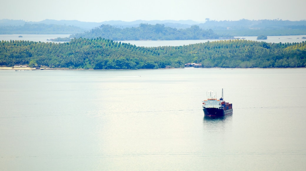 Sandakan mettant en vedette vues littorales et navigation