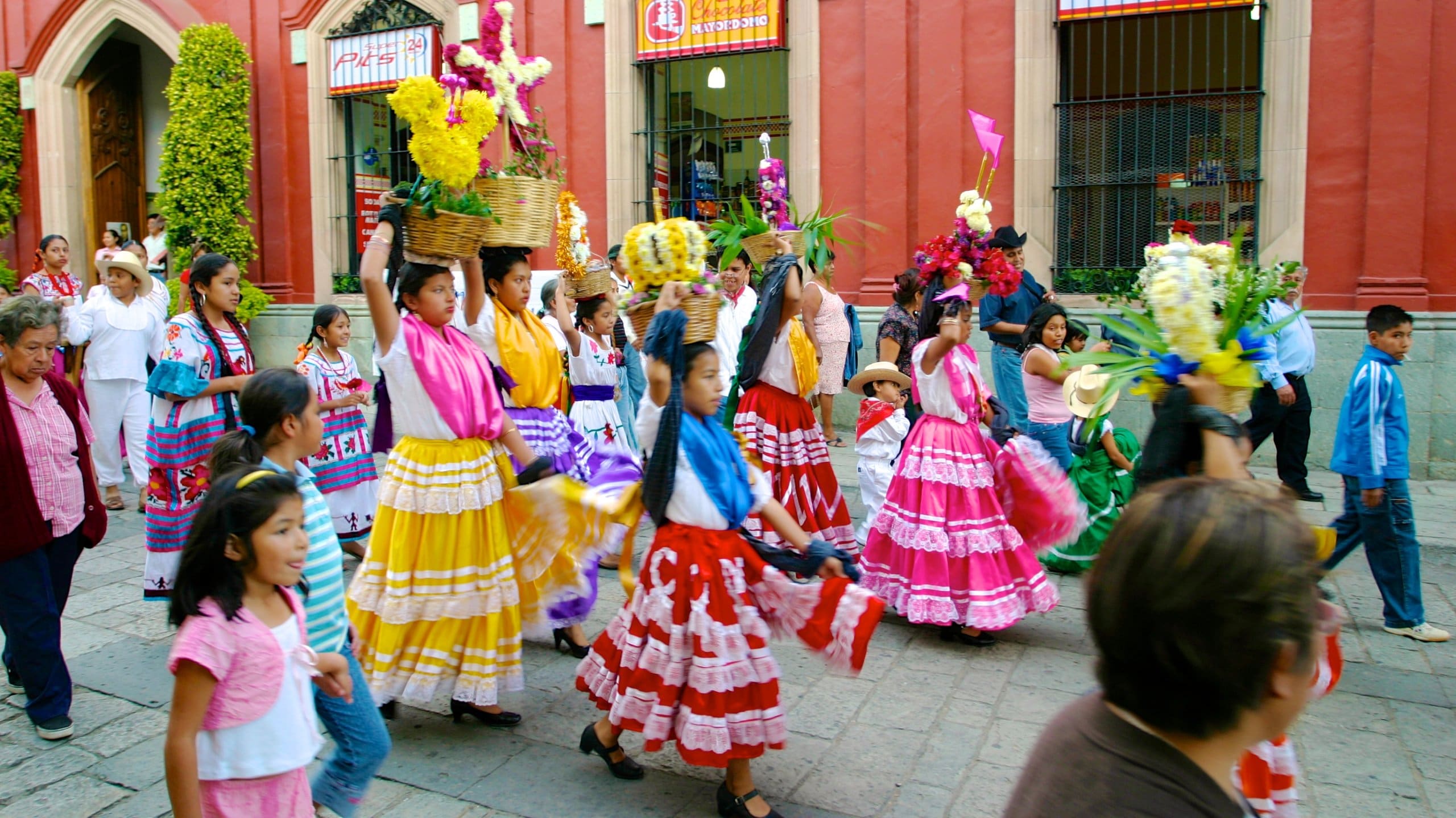 Oaxaca featuring performance art, street scenes and street performance