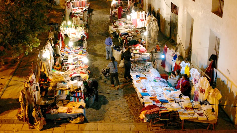 Oaxaca mit einem Straßenszenen, Märkte und bei Nacht