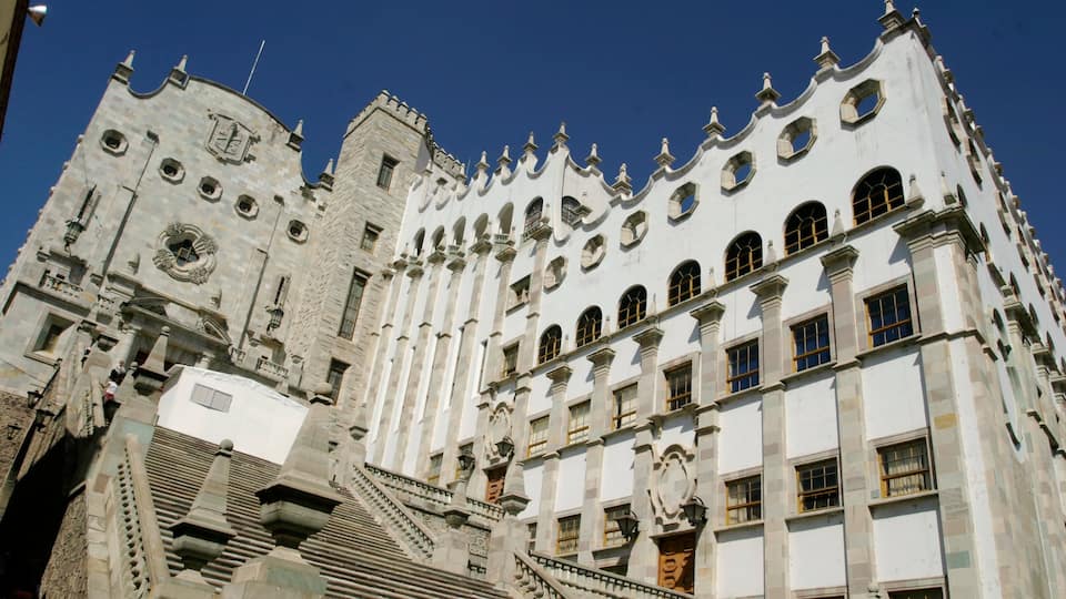 Guanajuato featuring street scenes and heritage architecture