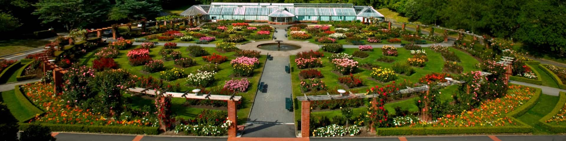 Jardins botaniques montrant scĂšnes forestiĂšres, fleurs et jardin