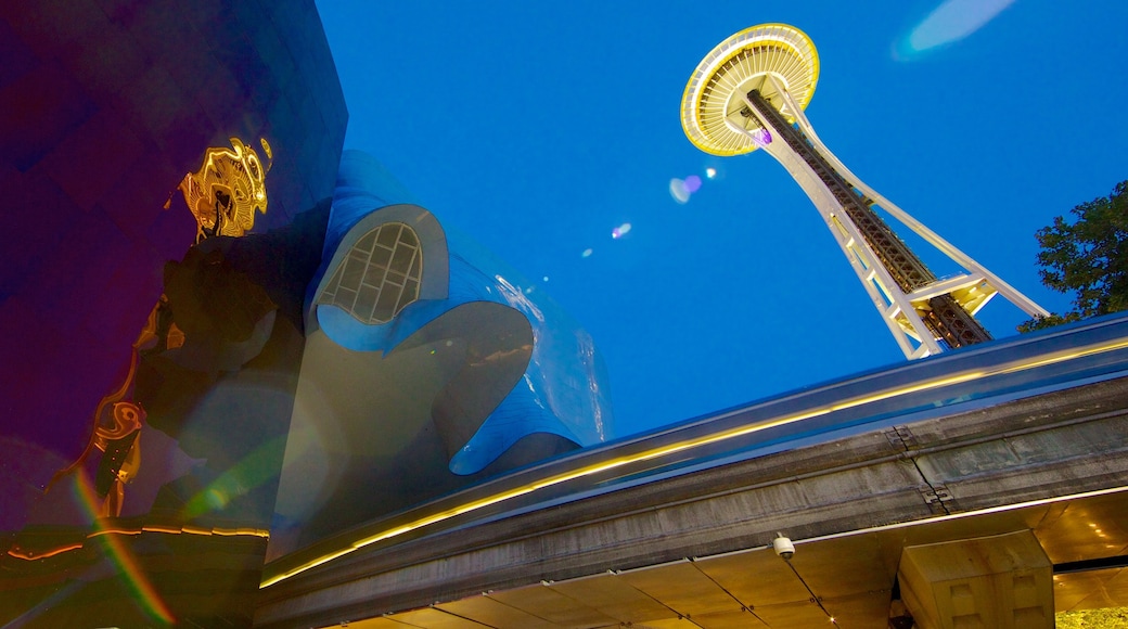 Seattle Center mostrando architettura moderna e paesaggio notturno