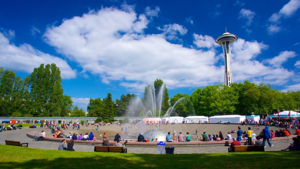 Seattle Center caracterizando uma praça ou plaza e uma fonte assim como um grande grupo de pessoas