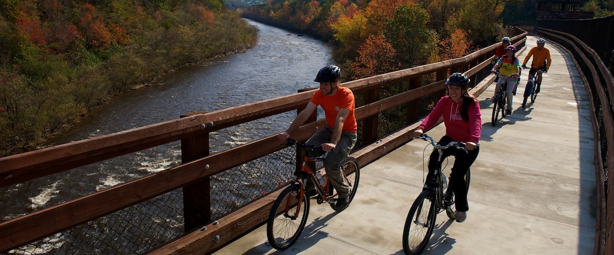 Poconos mostrando ciclismo, un río o arroyo y hojas de otoño