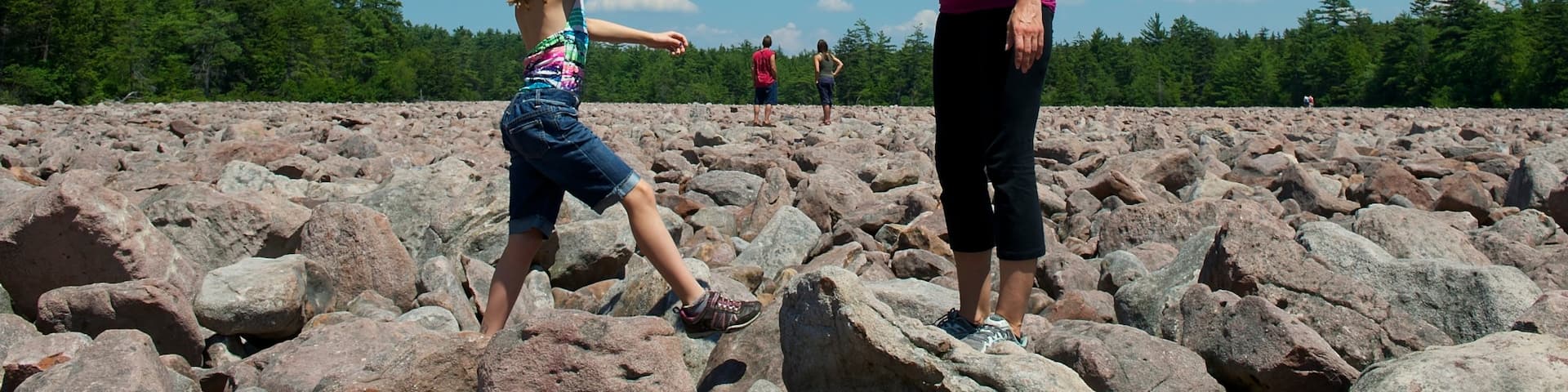 Poconos joka esittää patikointi tai kävely sekä pieni ryhmä ihmisiä