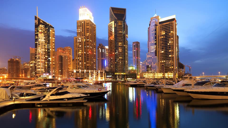 Dubai Marina mit einem bei Nacht, zentrales Geschäftsviertel und Bootfahren