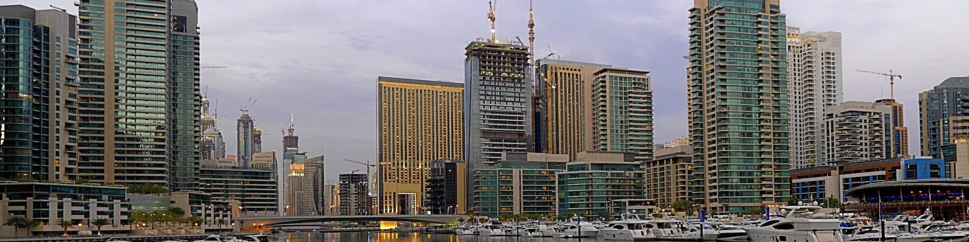 Dubai Marina som inkluderar skyline, en marina och en stad