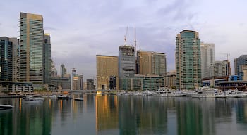 Dubai Marina som inkluderar skyline, en marina och en stad