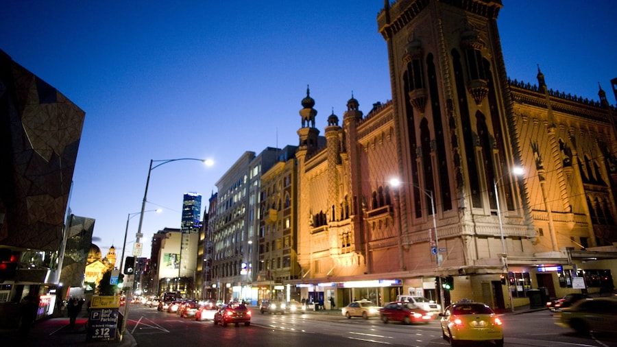 Forum Theatre qui includes ville, scènes de nuit et scènes de rue