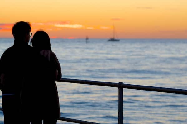 Glenelg Jetty das einen Sonnenuntergang, allgemeine Küstenansicht und Ansichten
