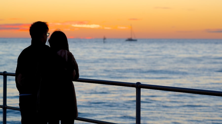 Glenelg Jetty og byder på en solnedgang, udsigt og udsigt over kystområde