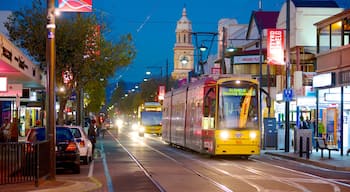 Austrália Meridional mostrando itens de ferrovia, uma cidade e cenas noturnas