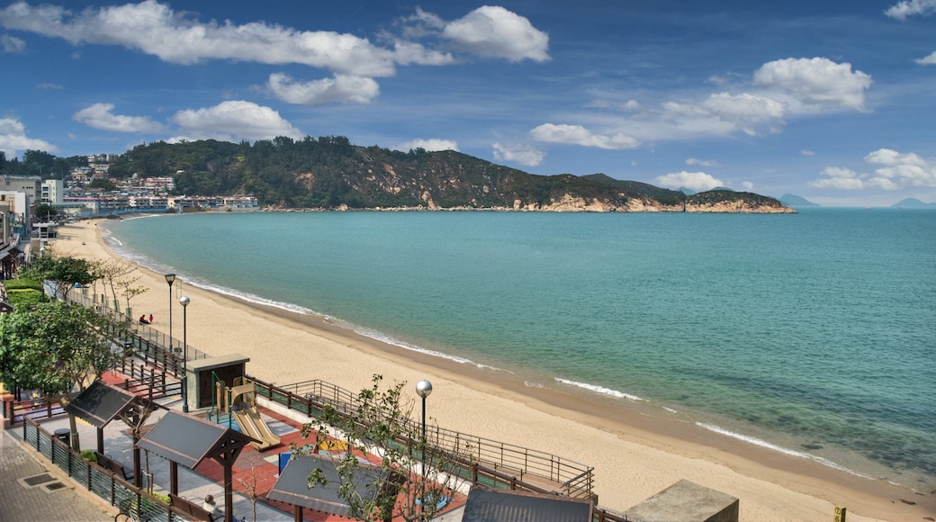 Cheung Chau showing a beach, a coastal town and a bay or harbor