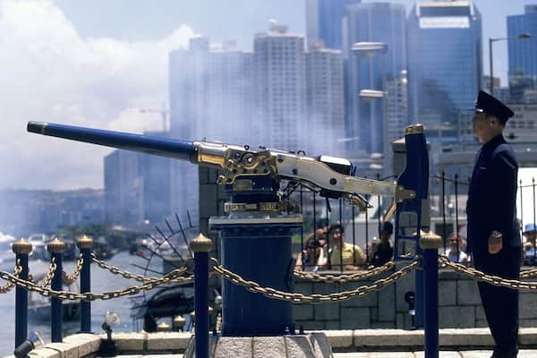 Causeway Bay Typhoon Shelter qui includes articles militaires et ville aussi bien que homme