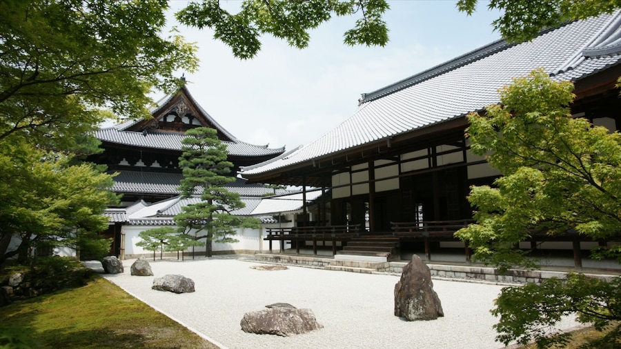 Kioto ofreciendo aspectos religiosos, jardín y un templo o sitio de culto