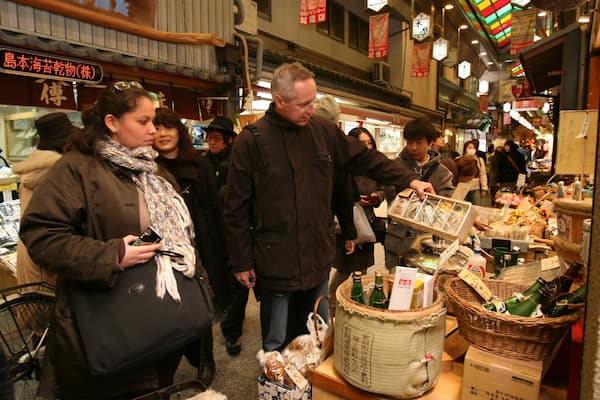 Marché Nishiki montrant scÚnes de rue et marchés aussi bien que important groupe de personnes