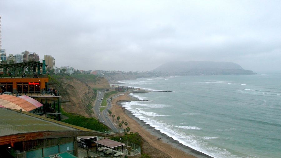 La Libertad ofreciendo una ciudad costera, neblina o niebla y vistas generales de la costa