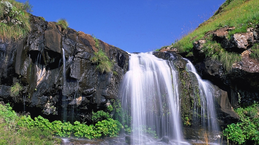 Sierra de Drakensberg mostrando una catarata