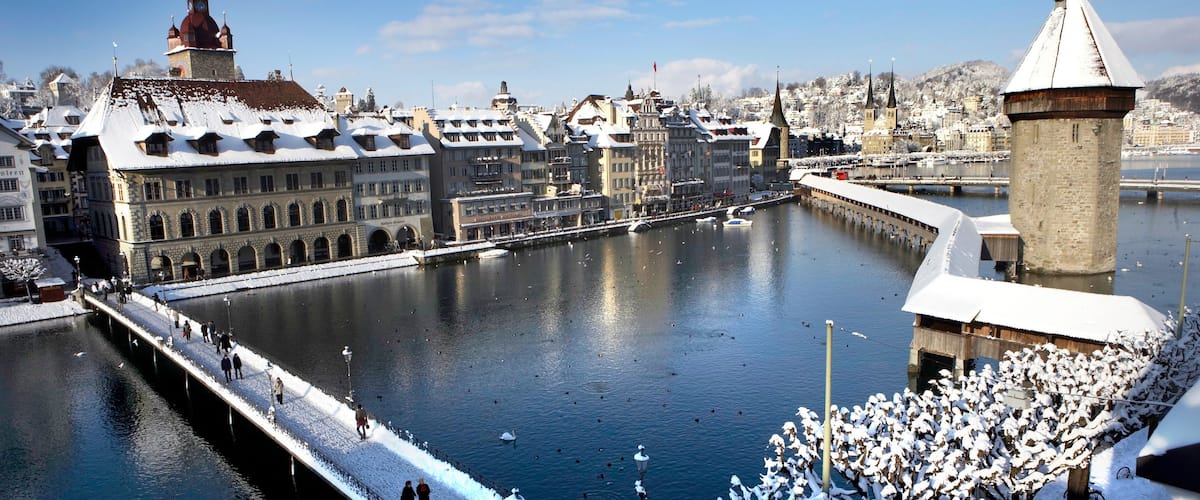 Puente de la Capilla que incluye nieve, patrimonio de arquitectura y un río o arroyo