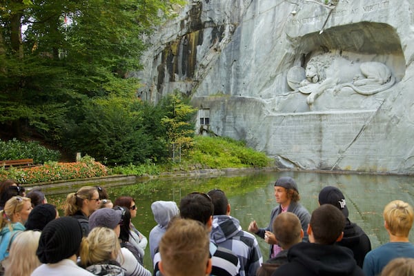 Löwendenkmal mit einem Monument und Teich sowie große Menschengruppe
