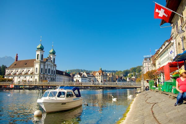 Altstadt von Luzern welches beinhaltet Fluss oder Bach, Bootfahren und religiöse Aspekte