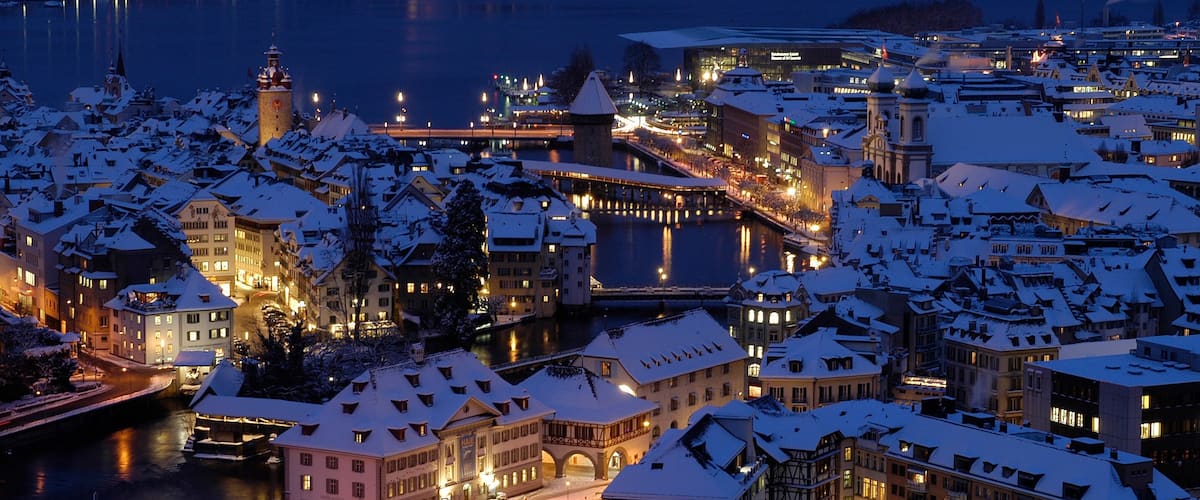 Lucerna mostrando un río o arroyo, nieve y un lago o abrevadero