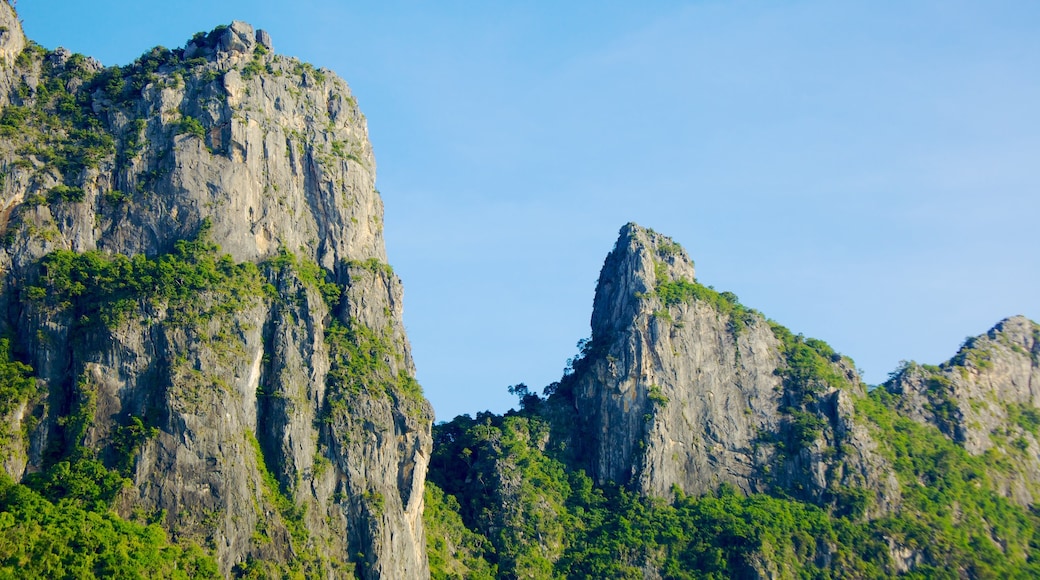 Hua Hin showing mountains