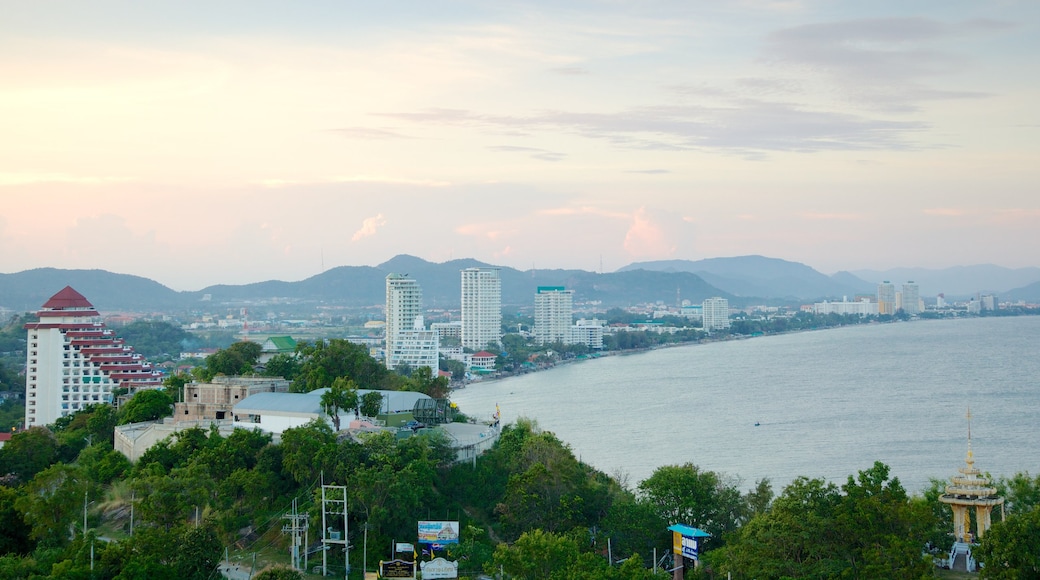 Hua Hin bevat algemene kustgezichten, een kuststadje en skyline