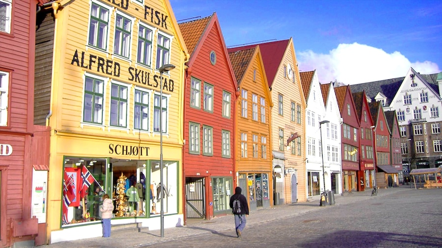 Bryggen que incluye escenas cotidianas, una ciudad y señalización