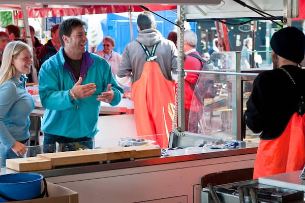 Torget Fischmarkt mit einem Märkte sowie Paar