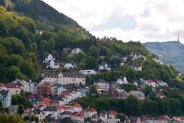 Mt. Floyen mit einem Kleinstadt oder Dorf und Berge