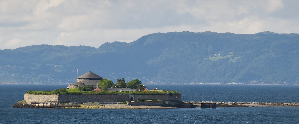 Insel Munkholmen das einen allgemeine Küstenansicht und Inselansicht