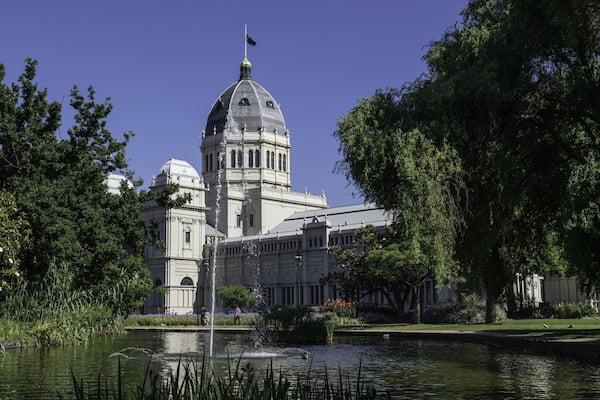 Carlton Gardens presenterar en damm, historisk arkitektur och en Ă„ eller flod