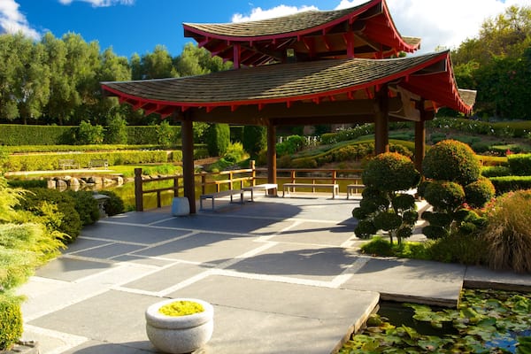 Hunter Valley Gardens showing heritage architecture and a garden