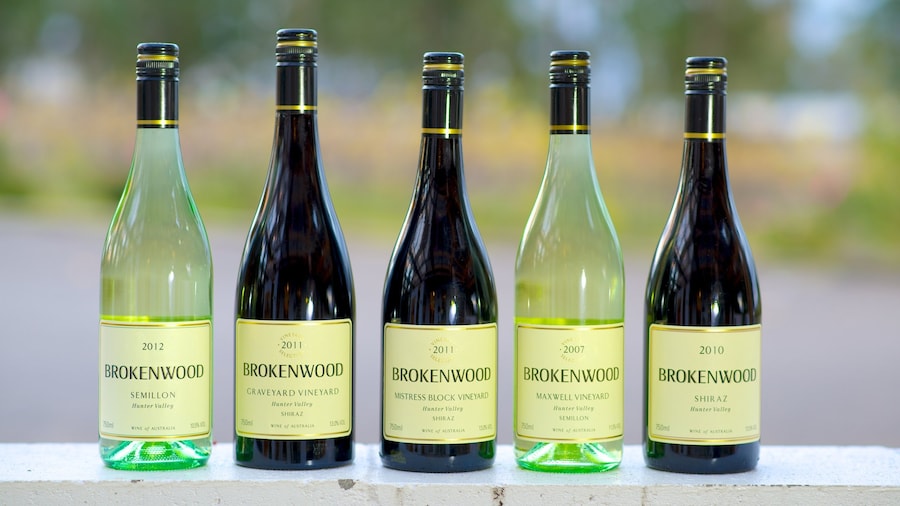Entreprise vinicole Brokenwood mettant en vedette boissons et signalisation