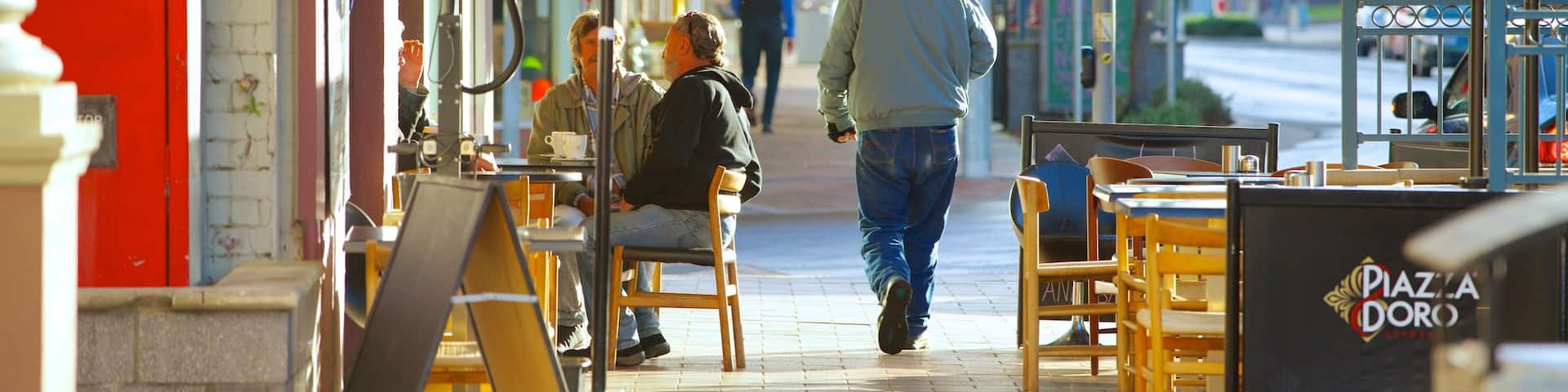 Cessnock montrant ville, scÚnes de café et signalisation