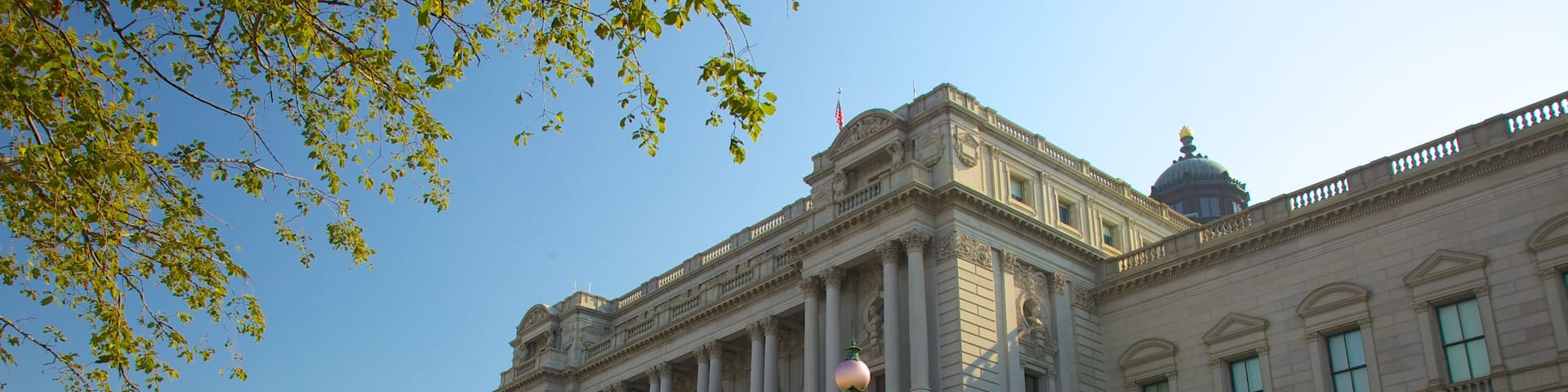 United States Capitol featuring an administrative buidling, heritage architecture and a city