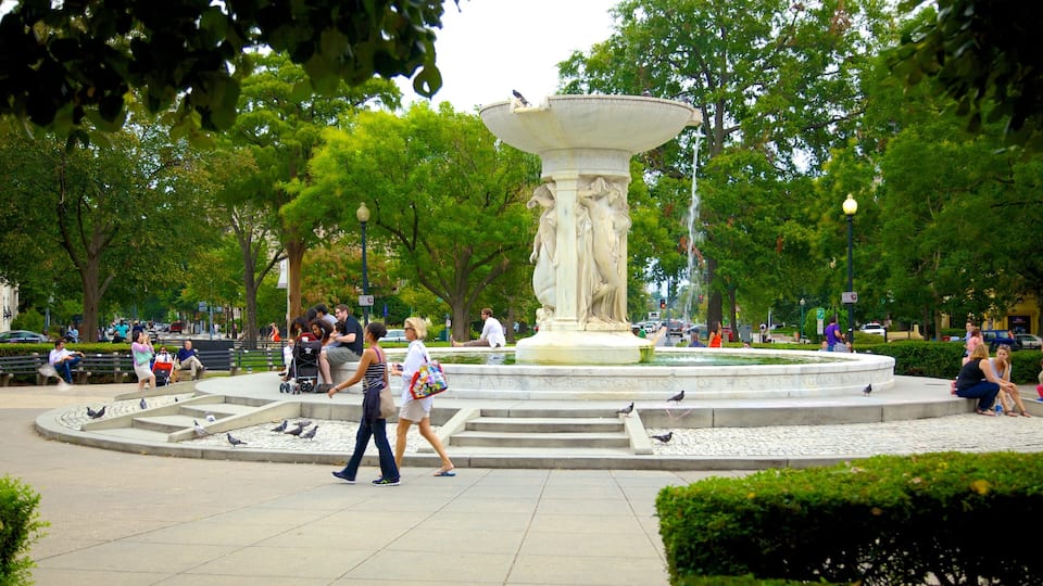 Dupont Circle mostrando un monumento, un parque y una fuente