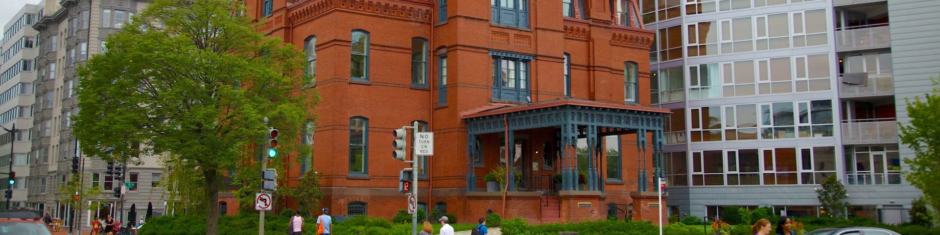 Dupont Circle showing heritage architecture, a city and street scenes