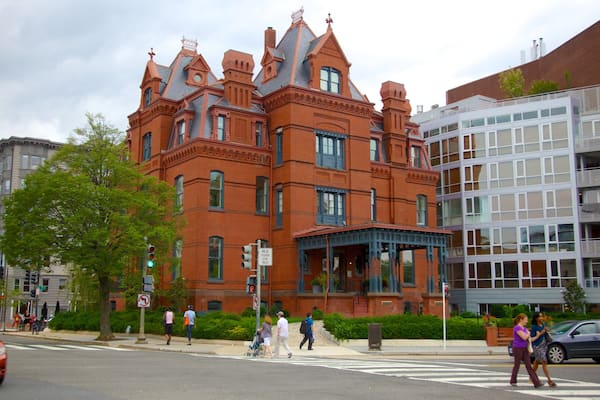 Dupont Circle qui includes ville, scènes de rue et patrimoine architectural
