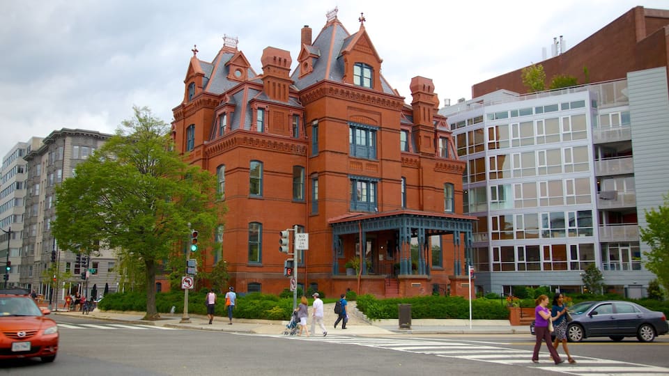 Dupont Circle mostrando una ciudad, escenas cotidianas y arquitectura patrimonial