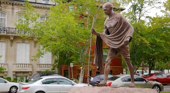 Dupont Circle showing a statue or sculpture and a monument