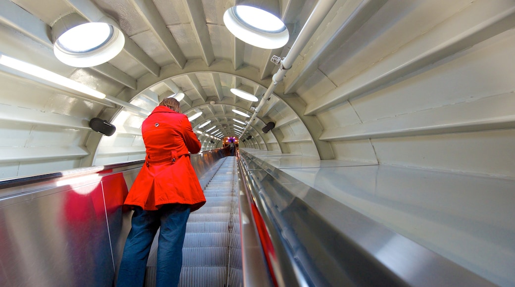 Atomium montrant vues intérieures aussi bien que femme